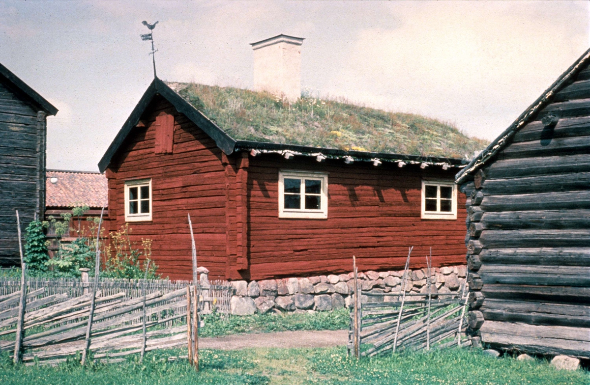 Helgdagsstuga med källare, ursprungligen från Gränby, Björklinge socken, Uppland, 1700-tal