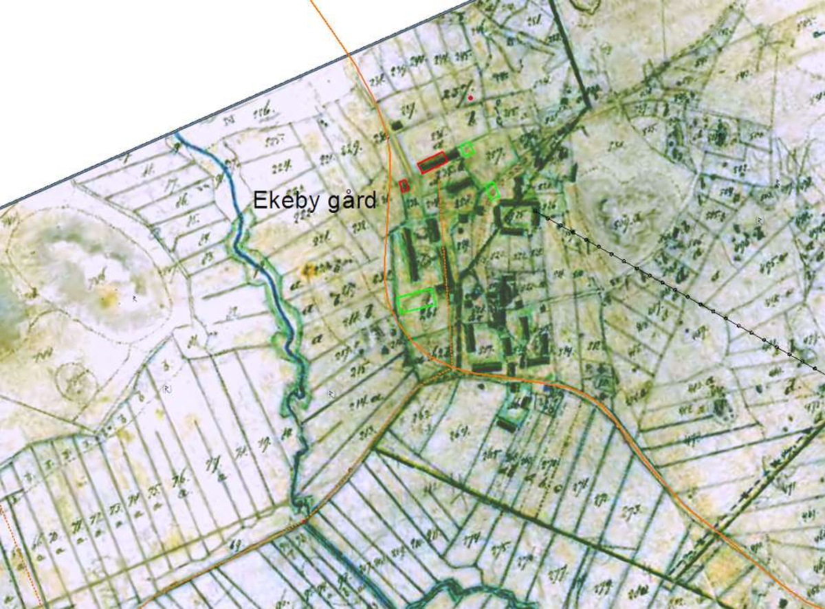 Gammal tomtplats för Ekeby by, sedermera Ekeby gård. Samtliga byggnader förutom en ekonomilänga i tegel och en jordkällare är rivna. Bild 1 visar bytomten från söder och bild 2 från norr. Bild 3 visar ett överlägg av fastighetskartan på laga skifteskartan från 1842.