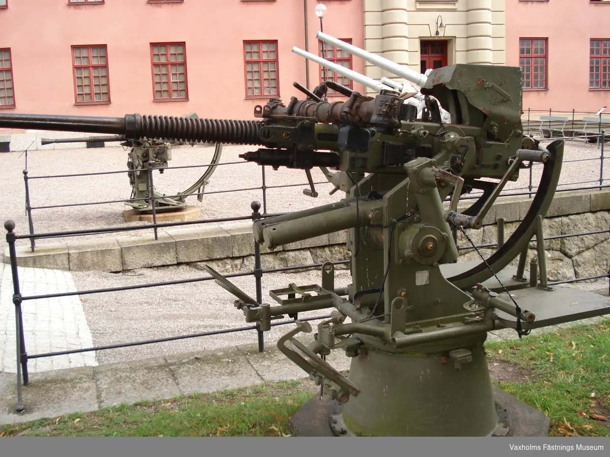 25 mm automatkanon m/1932 (B). Enkelpipig.

Räfflat eldrör
Bakladdning
Skottvidd: 9 800 m