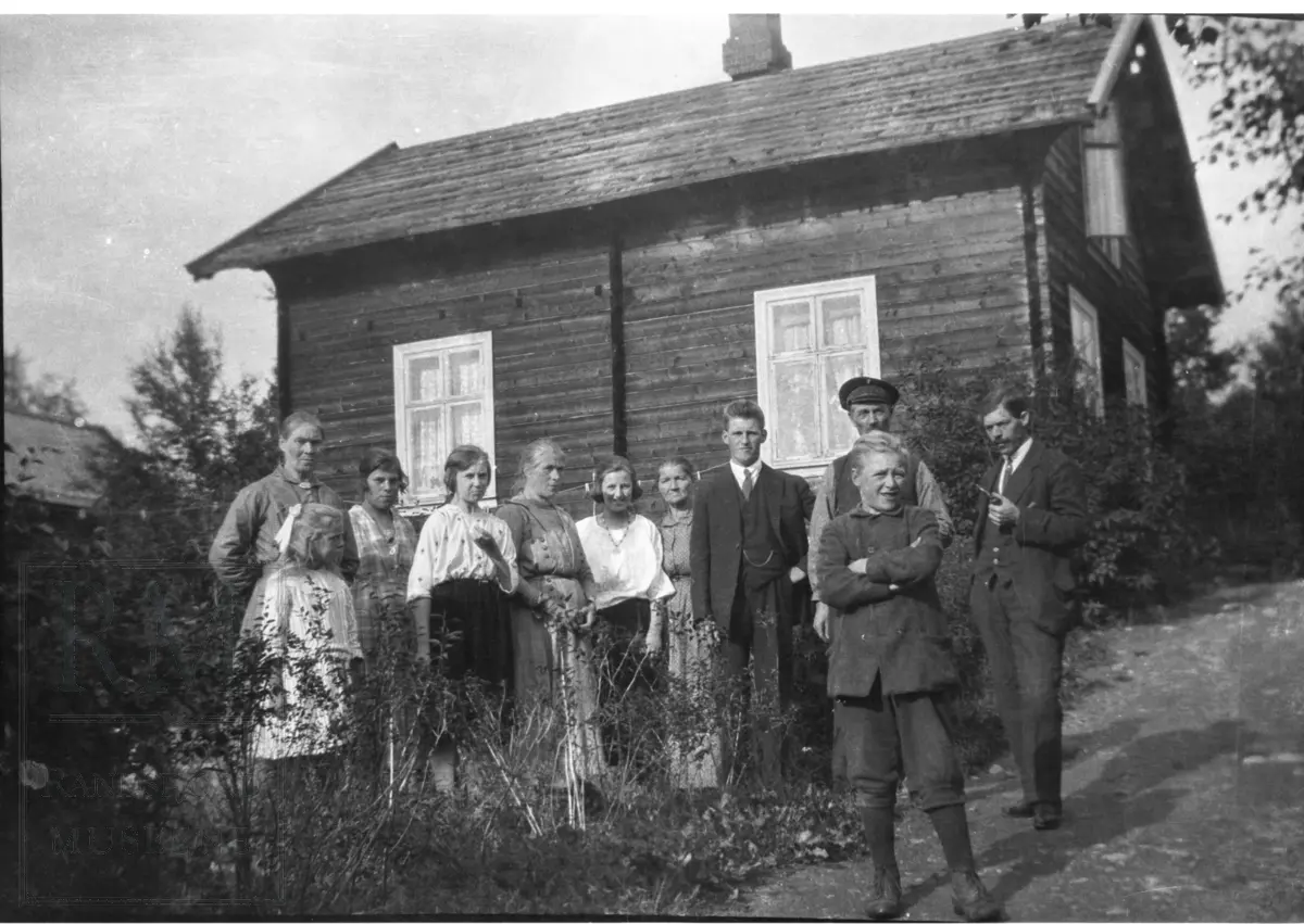 En gruppe foran bolighuset i Bækkeli
