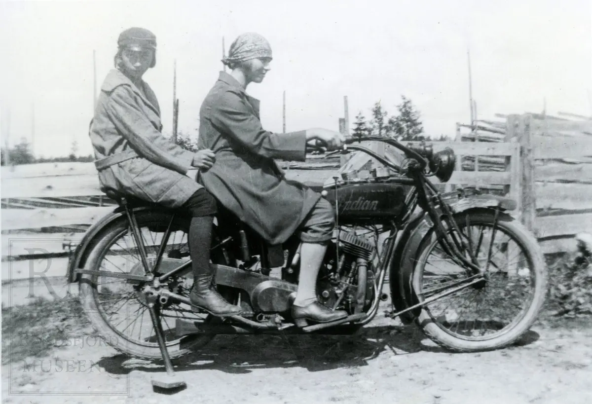 Søstrene Randi Jensestua og Ingeborg på Indian motorsykkel