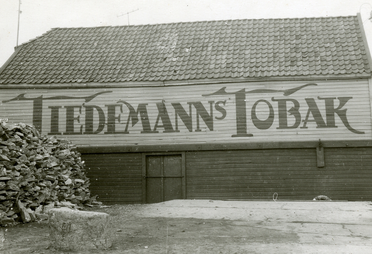Fasadereklame for Tiedemanns Tobak på fabrikk i Stavanger.