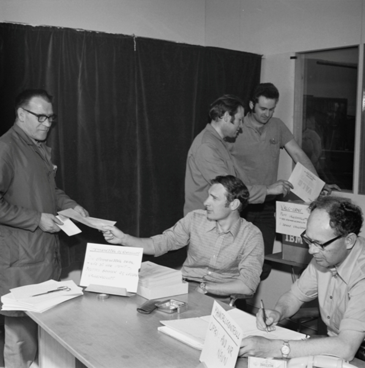 Valg til bedriftsforsamlingen til Kvernelands Fabrikk AS i 1973: foran t.h. Åge Seland, bak på valgurnen Frank Eriksen og Sigurd S. Idland