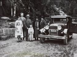Biltur i bilen av merke "Essex" for famlien Kverneland, f.v.