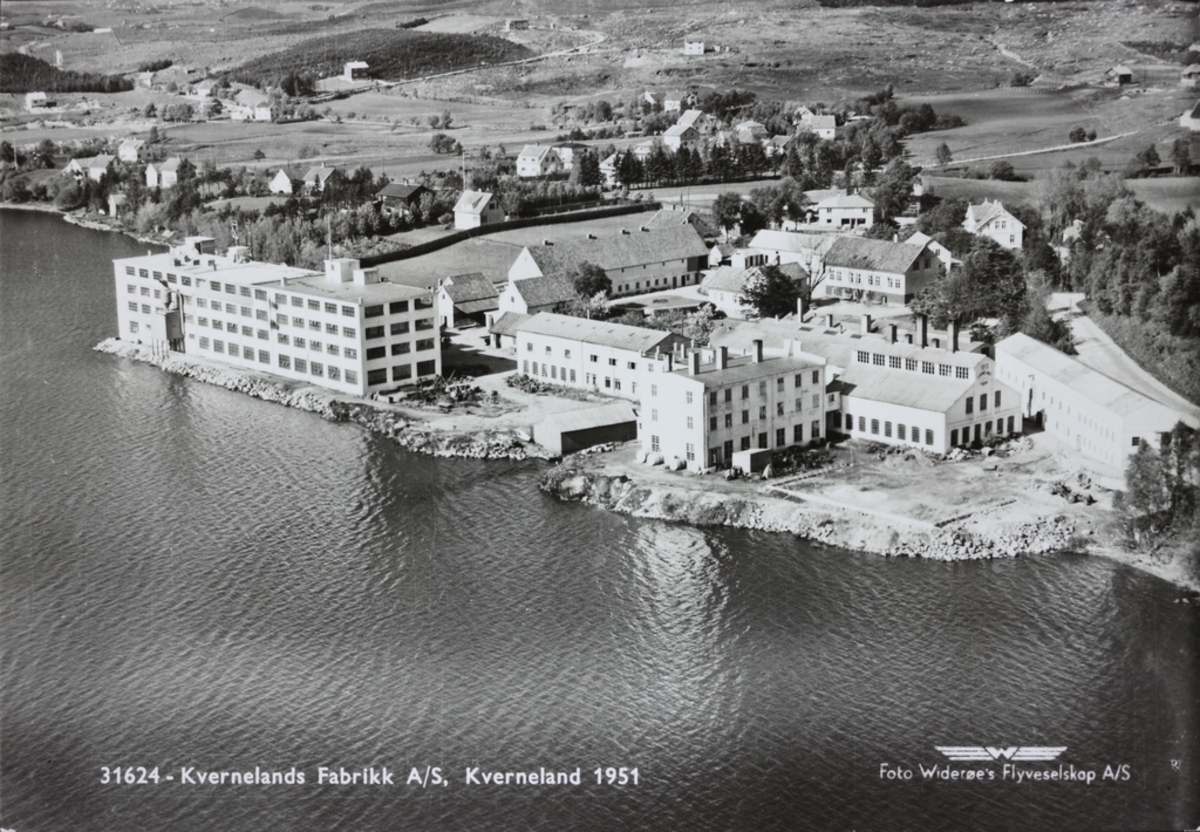 Flyfotografi av Kvernelands Fabrikk A/S på Kverneland 1951