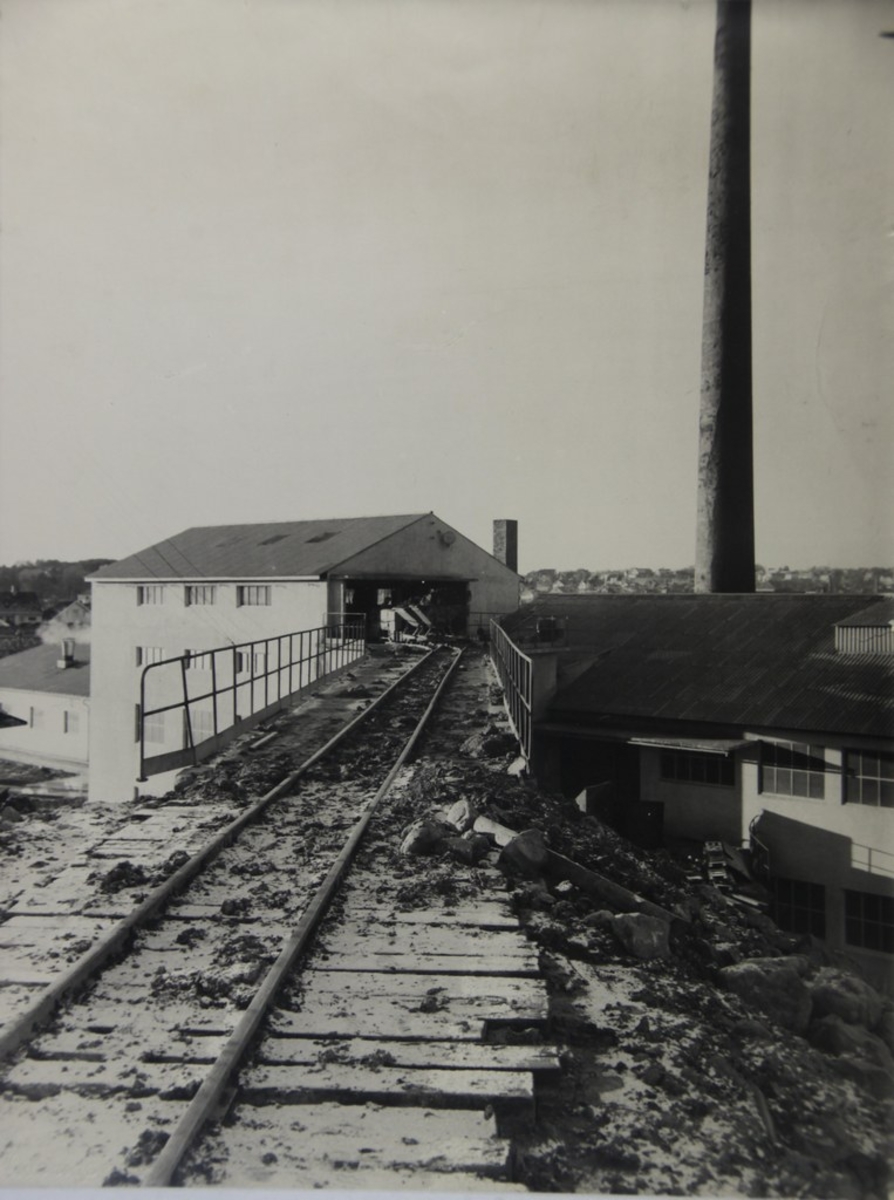 En jernbanelinje går inn i øverste etasje på et av byggene ved det 4. verket til A/S Graverens teglverk.