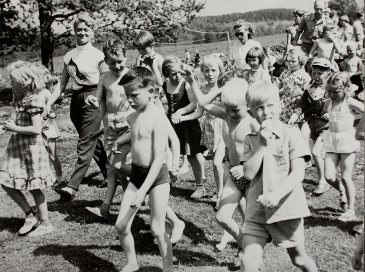 Sommerturen til Jonas Øglænd Sandnes til Tau: gruppe barn går over gresset