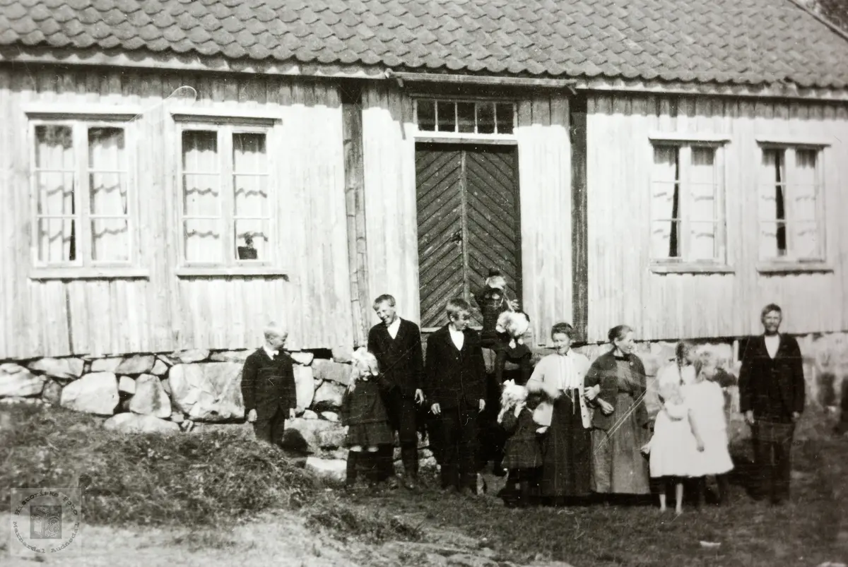 Flere generasjoner samlet foran heimen på Vasland i Vigmostad.