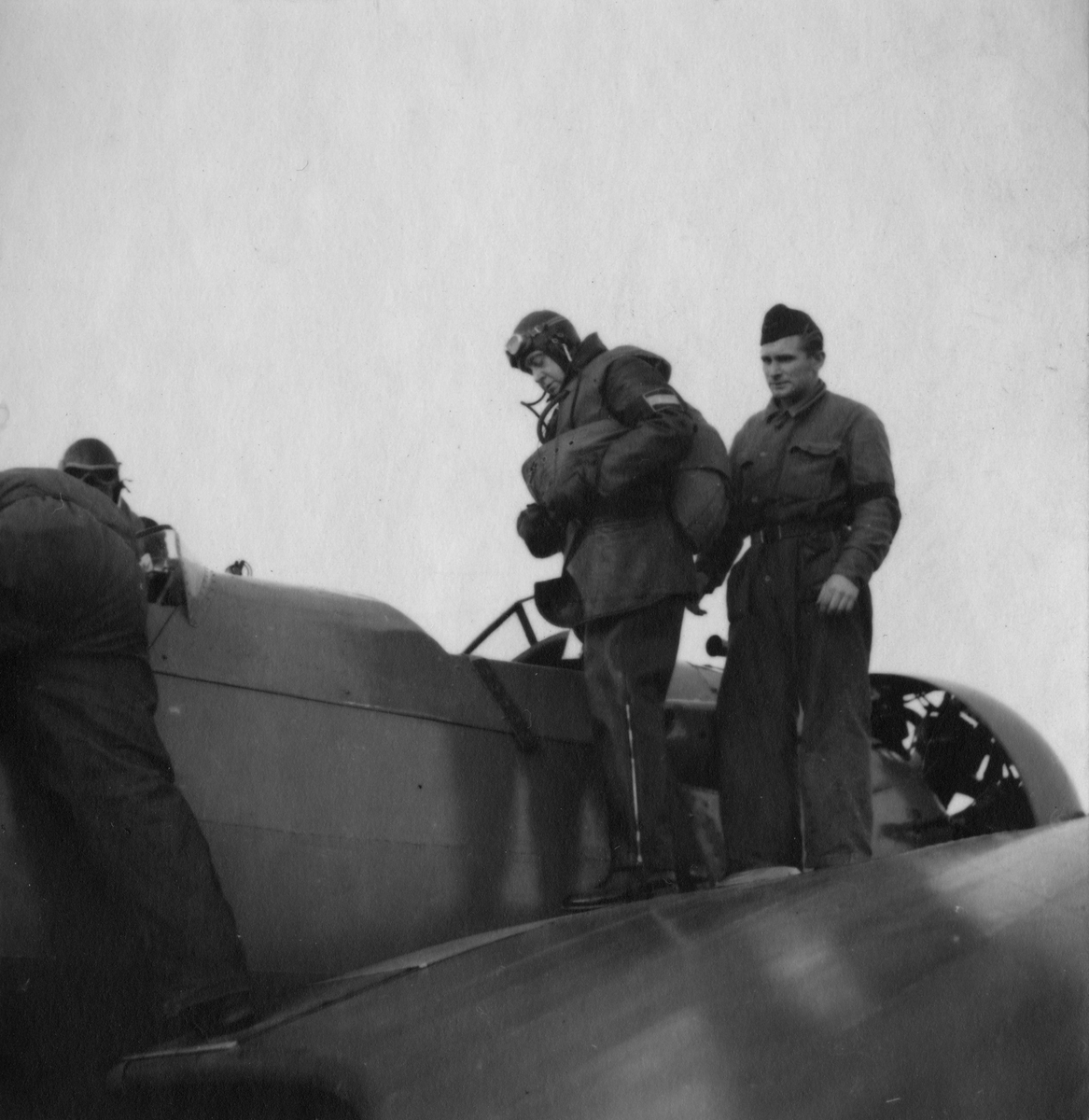 Flygvapenchefen Torsten Friis inspekterar marinspaningskursen på Fårösund, 1937. Flygare på väg upp i flygplan.
