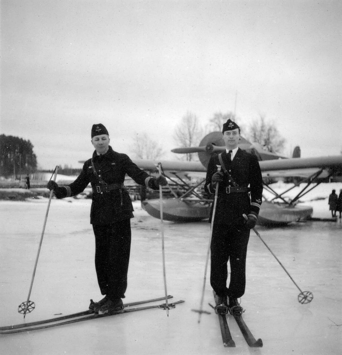 Skidåkning vid Delsbomanövern, 1938. Chefen för F 2 Roslagens flygflottilj Herman Sundin samt en annan man på skidor.