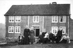 Familiebilde fra Der oppe, Øvre Abelseth i Bjelland.
