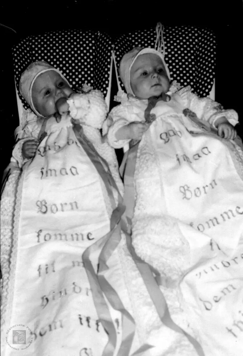 Portrett av dåpsbarna Edgard og Osmund Nilsen.