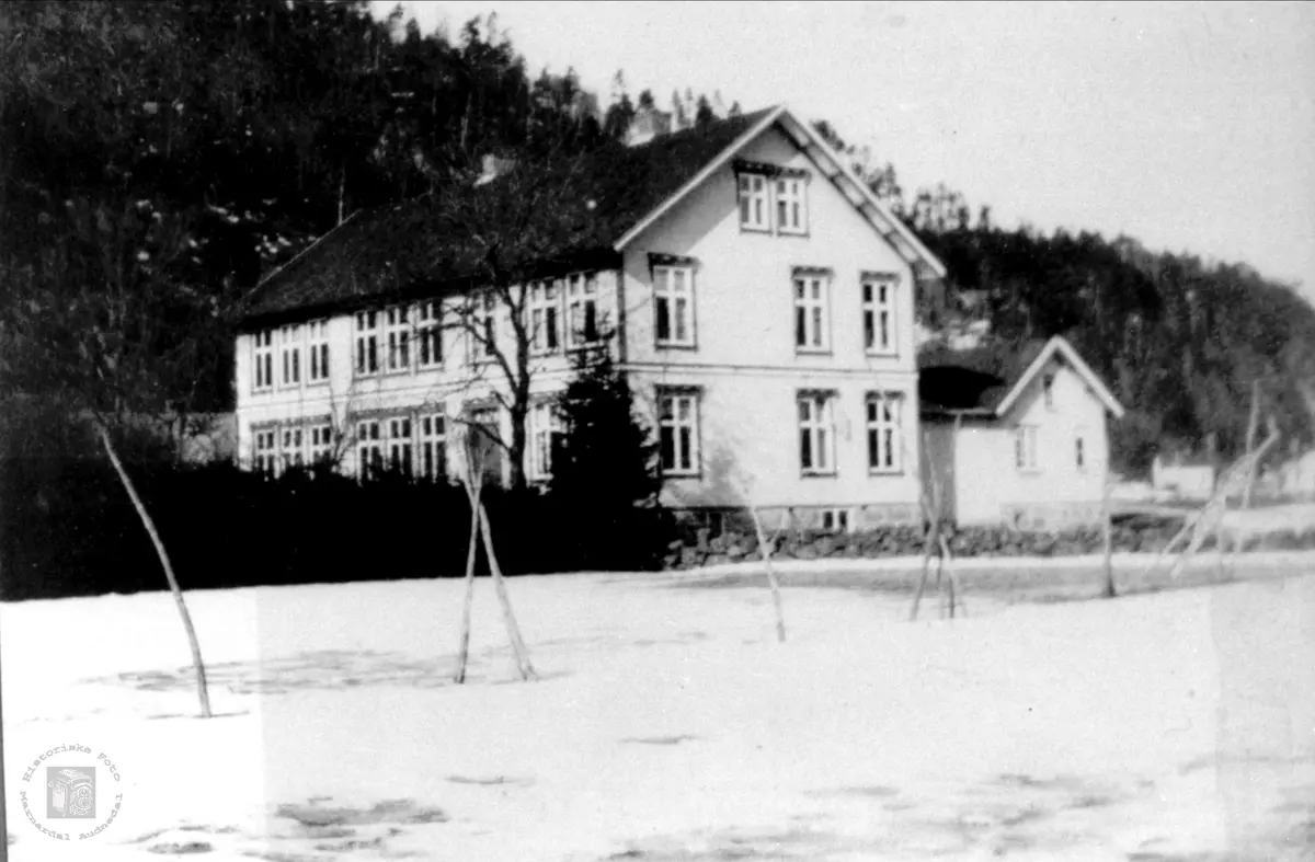 Det gamle kommunehus på Øyslebø.
