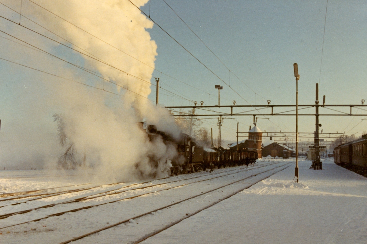 Godstog fra Elverum har ankommet Kongsvinger stasjon. Toget er trukket av damplok 26c 411
.