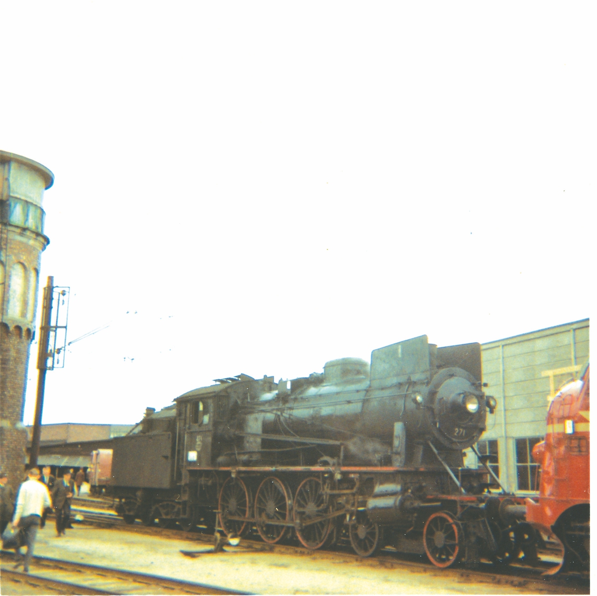 Damplokomotiv type 30a nr. 271 på svingskiven på Hamar stasjon, trukket frem for fotografering i forbindelse med Svenska Järnvägsklubbens besøk.