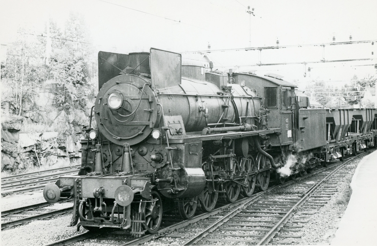 Damplokomotiv type 26c nr. 435 med grustog på Geithus stasjon på Randsfjordbanen