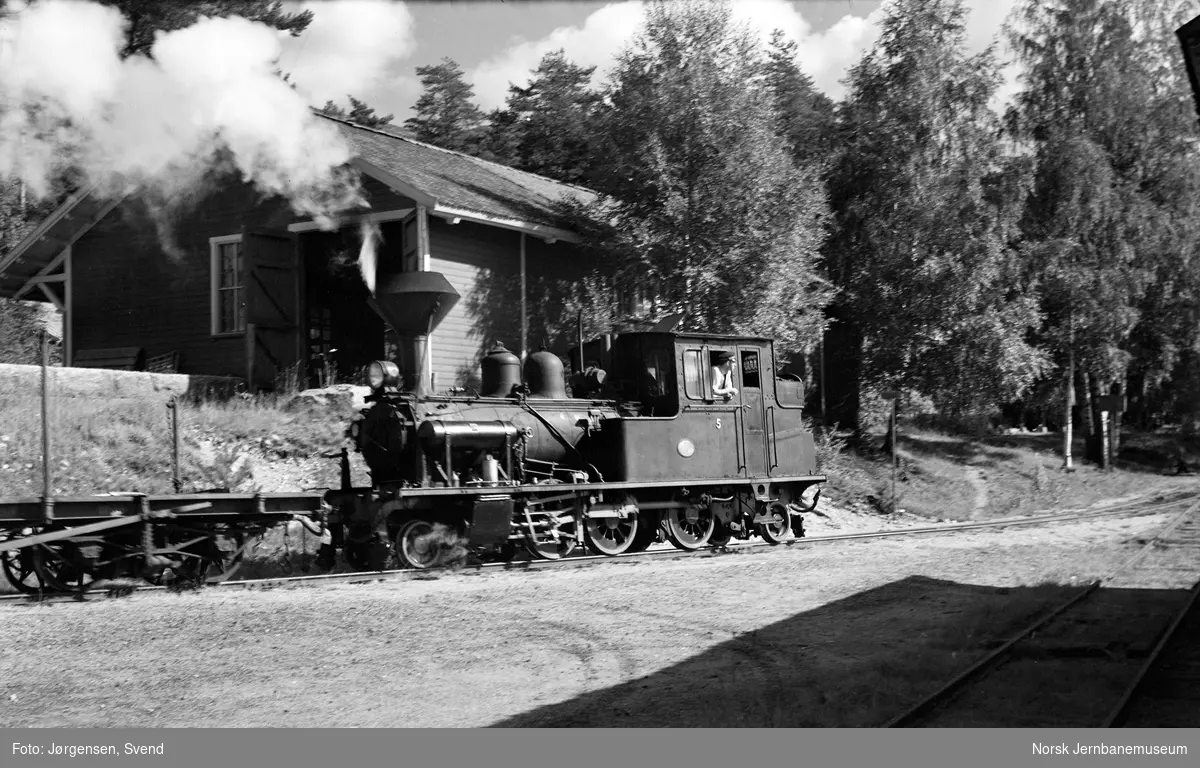 Damplokomotiv nr. 5 på bryggesporet på Byglandsfjord stasjon