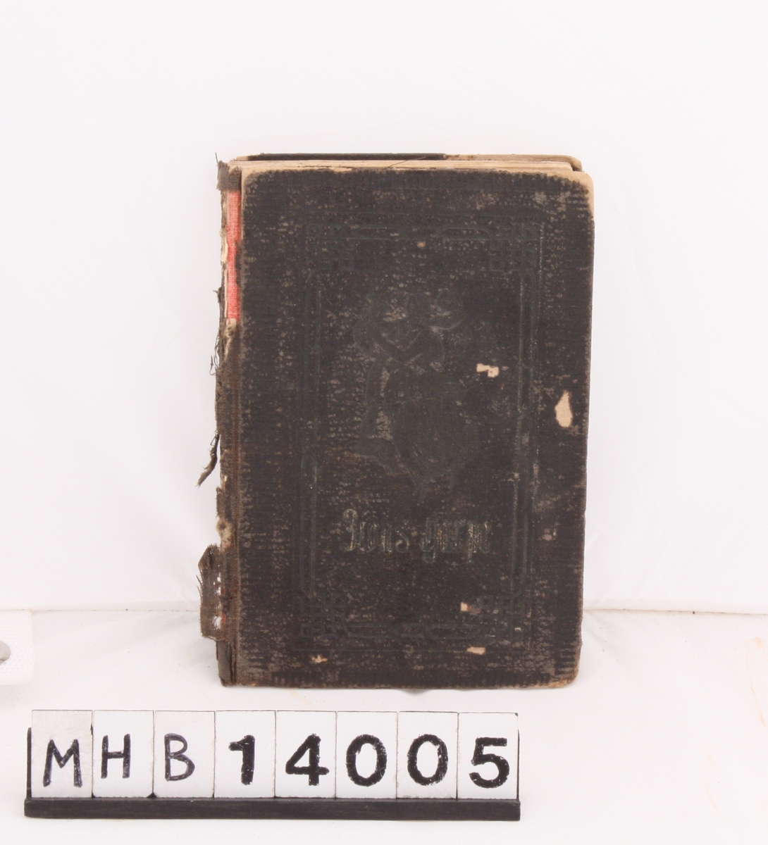 Rektangulær sangbok med svart innbinding. Boka inneholder en samling av evangeliske sanger.