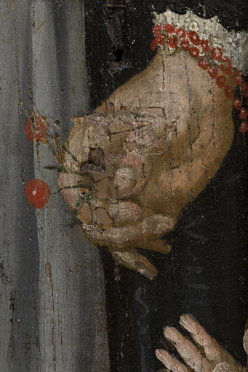 Fra katalogkort:
"Bildet ved innkomsten delvis dekket av sort maling. Behandlet i 1923 av malerikonservator G. Gotaas. Baksiden av platen har vært benyttet som hakkefjel. Rammen delvis fornyet og nå også oppmalt med sort limfarge. Bildet har opprinnelig vært innpasset i større dekorativ ramme. Ukj. opprinnelse og maler, likeså familie, må stamme fra tiden omkring 1650. Adam van Breen sies å ha oppholdt seg i Christiania 1629-42. (Østby: Norsk portretter). 
Sml. epitafium av viseadmiral Jørgen Bjørnsen m.fam. i Holmen k.
Sml. epitafium av Ole Torgersen, prest til Bjørnå, ca. 1637-79, med hustru og 8 barn; særlig pikene har stor likhet. (Roan k.).
Jfr. Grevenor: Norsk malerkunst, s. 175: Adam van Breen?
NF Årsberetning 1923-24."