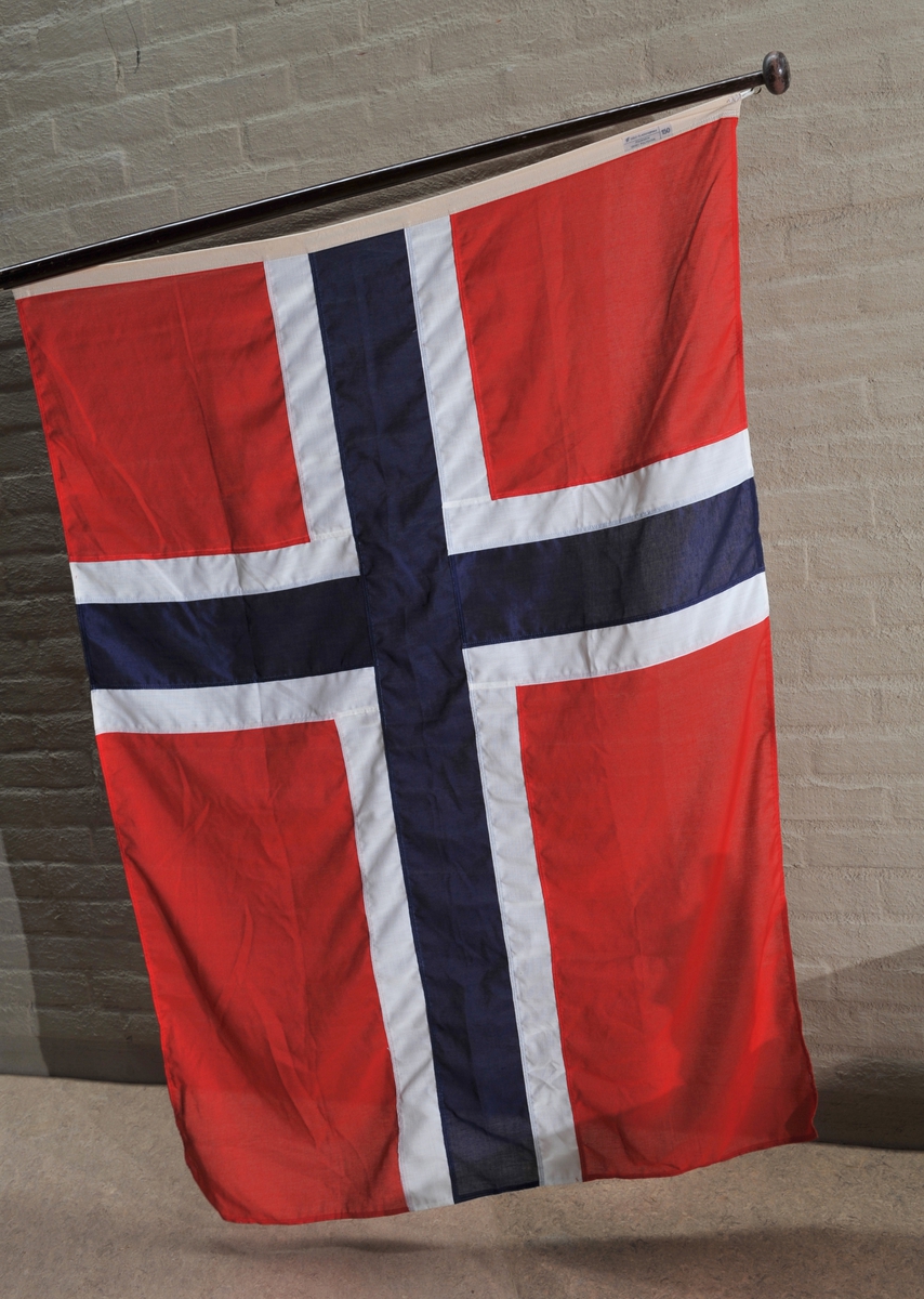 Vanlig nasjonalflagg med todelt stang. 2 stk identiske, NSM.12883 A og B.