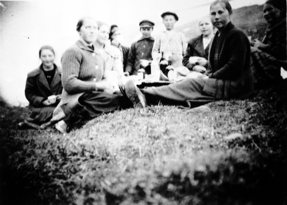 Folk fra Manndalen på utflukt. Fra venstre: Sara Lien, Anna Knutsen Sandeng, Knut Eriksen, Eilif Knutsen, Nils Blomstereng, Anna Løkvoll, Martha Isaksen, Nelle Karlsen.