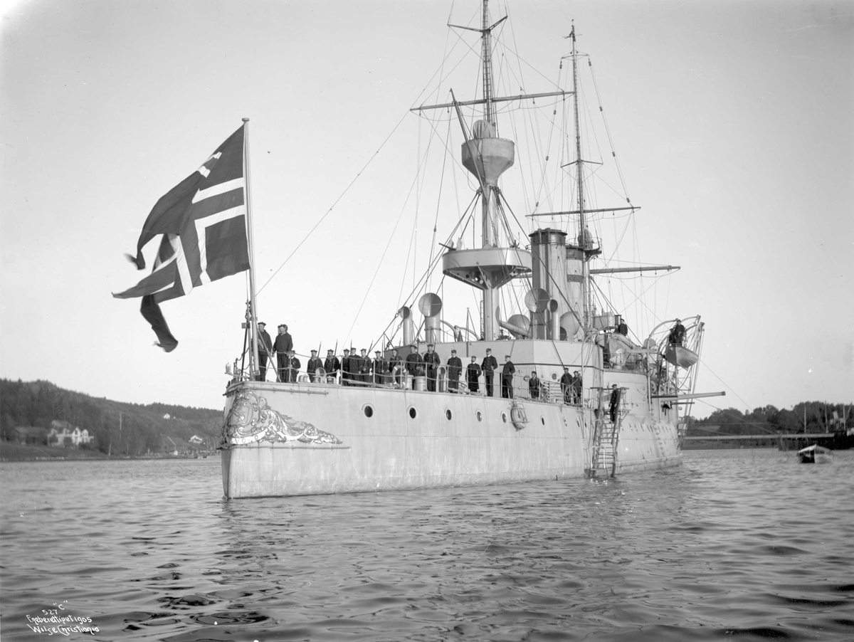 Flagget heises, på Eidsvold (b. 1899, Armstrong, Newcastle)