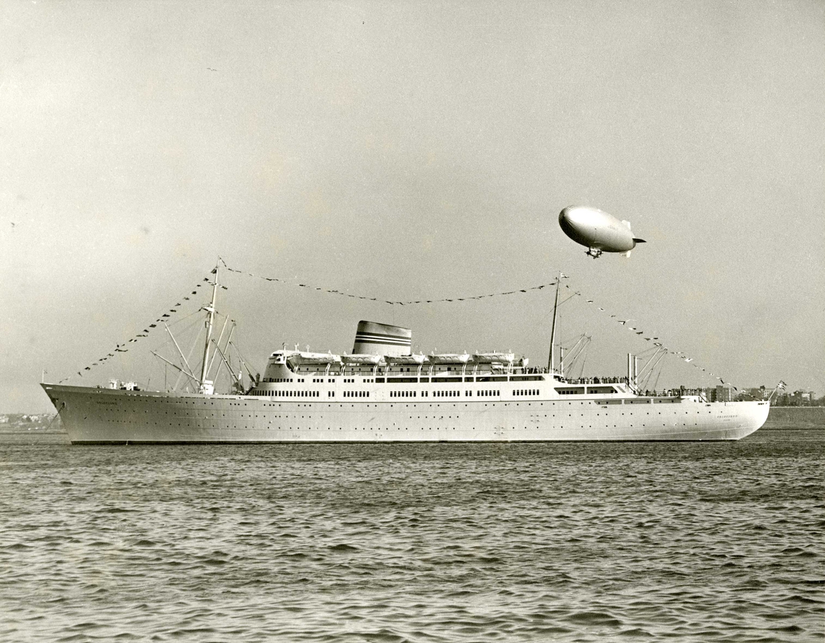 M/S Oslofjord (b. 1949) i karantene i New York på jomfruturen i 1949
