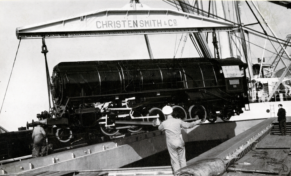 Lasting av lokmotiver ombord i tungløftskipet M/S 'Belbetty' (b.1949, Burmeister & Wain’s Maskin- og Skibsbyggeri, København).