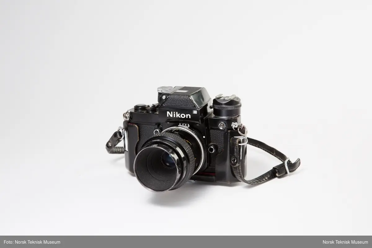 Nikon kamera med lobjektiv i veske