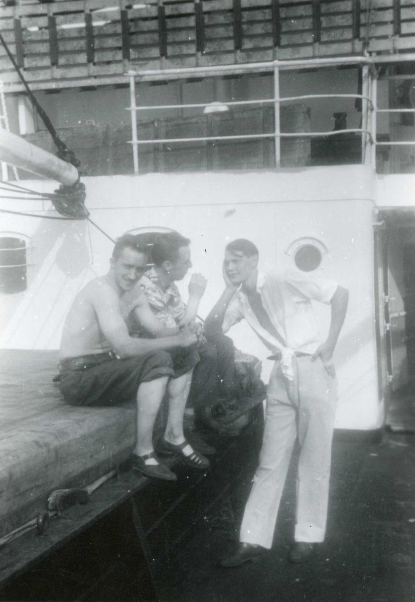 Tre sjømenn på dekk ombord i M/S 'Tarn'