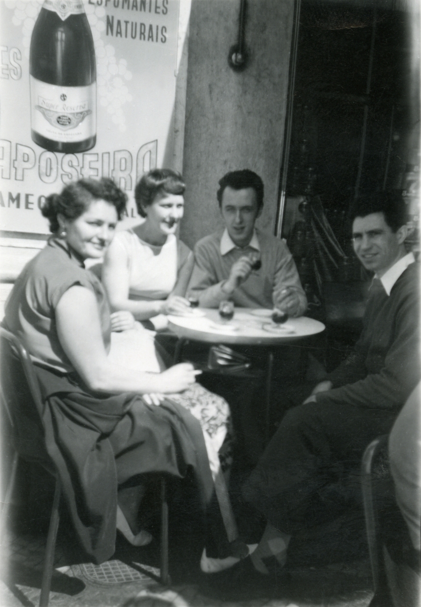 Mannskap (to kvinner og to menn) i Lisboa, sittende på utendørskafé, på vei til Australia. Reynir Oddsson i midten.