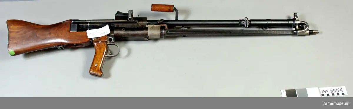 Kulsprutegevär fm/1940, system SAV (svenska automatvapen). Prototyp. Tillverkningsnummer 10. Pipan har utvändigt räfflor på längden. Benstöd och flamdämpare saknas.