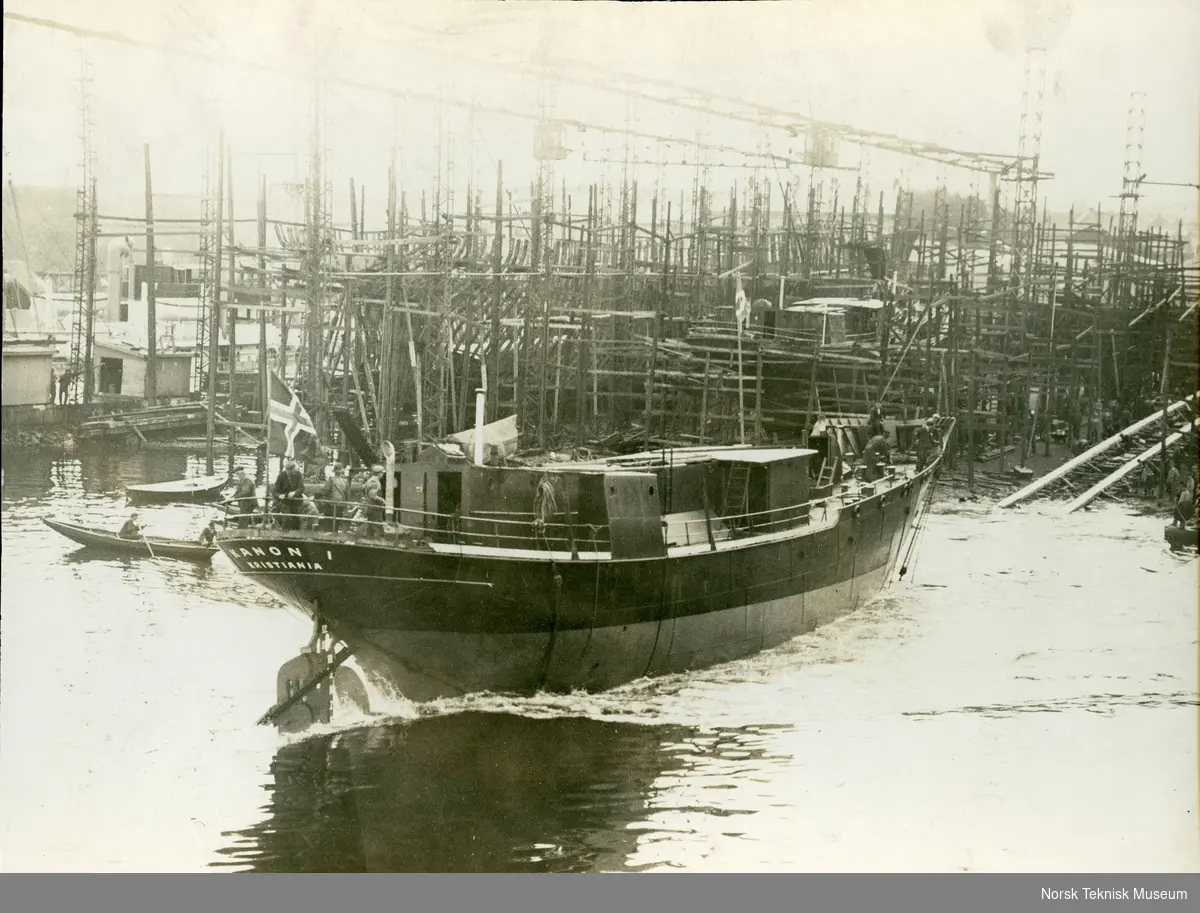 Stabelavløpning, hvalfansgstskipet D/S Kanon I, B/N 415. Levert av Akers mek. Verksted i 1924 til T. Dannevig, Sandefjord.