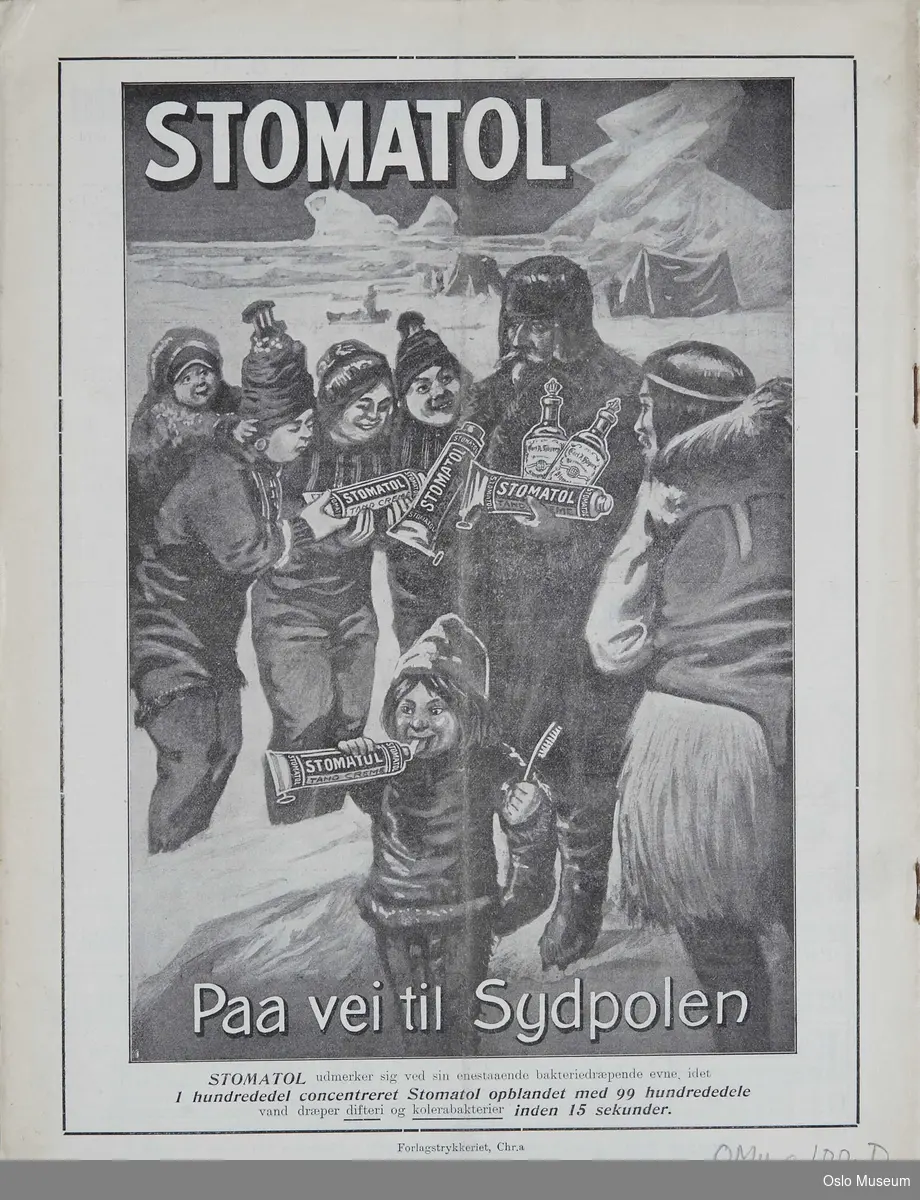 Reklame for Stomatol tannkrem trykket på baksiden av magasinet "Goodtemplarungdommen", mars 1912.
Trykk i sort, hvitt og grått. Is- og snølandskap med isfjell, telt og mann i båt eller slede i bakgrunn. Personforsmaling i forgrunn, polfarer (Roald Amundsen?) og inuitter (?). polfareren medbringende Stomatol mmunnvann og tannkrem som dels ut til befolkningen. Øverst i venstre hjørne med store hvite bokstaver: STOMATOL. Nederst på bilde trykket hvit tekst: Paa vei til Sydpolen. Under bildet: Stomatol udmerker sig ved sin enestaaende bakteriedræpende evne, idet 1 hundrededek concentreret Stomatol opblandet med 99 hundrededele vand dræper difteri og kolerabakterier inden 15 sekunder.

