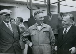 Menn på dekk på cargolineren M/S Burrard, B/N 508 under prøv