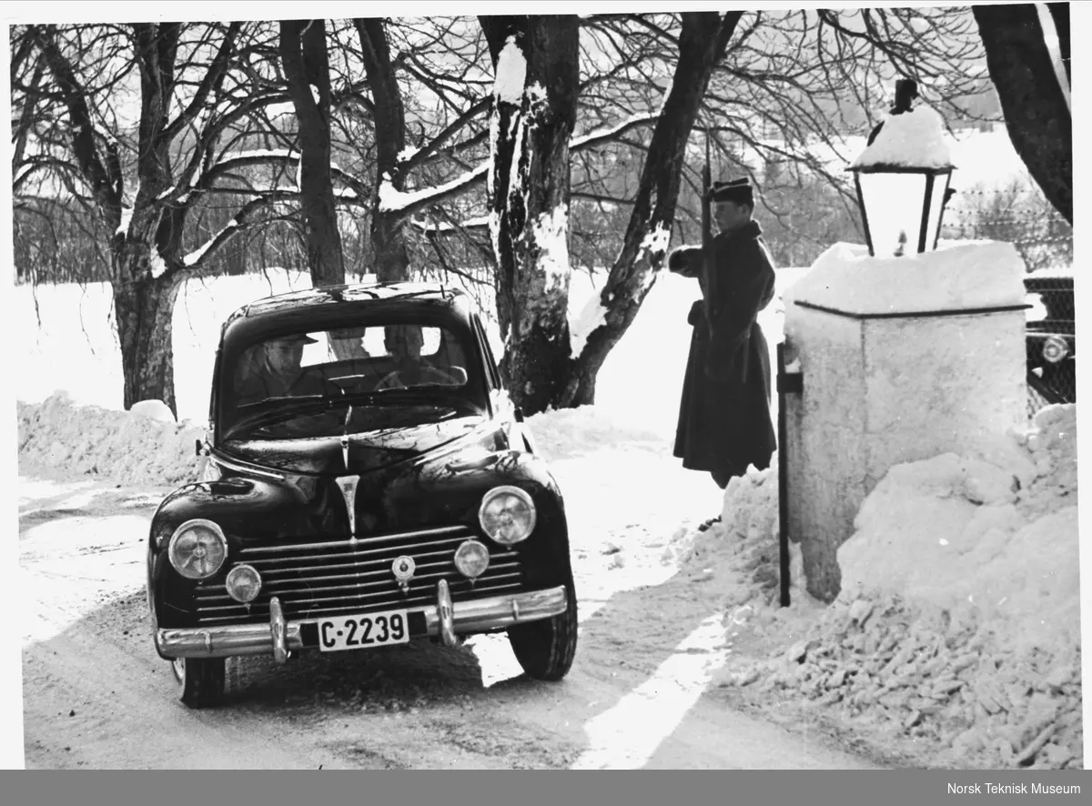 Peugeot 203, 1955 modell med registreringsnummer C 2239, gave fra KNA, levert til kronprins Harald på hans 18-års dag. I bilen sees Peer Gretland ved siden av kronprinsen.