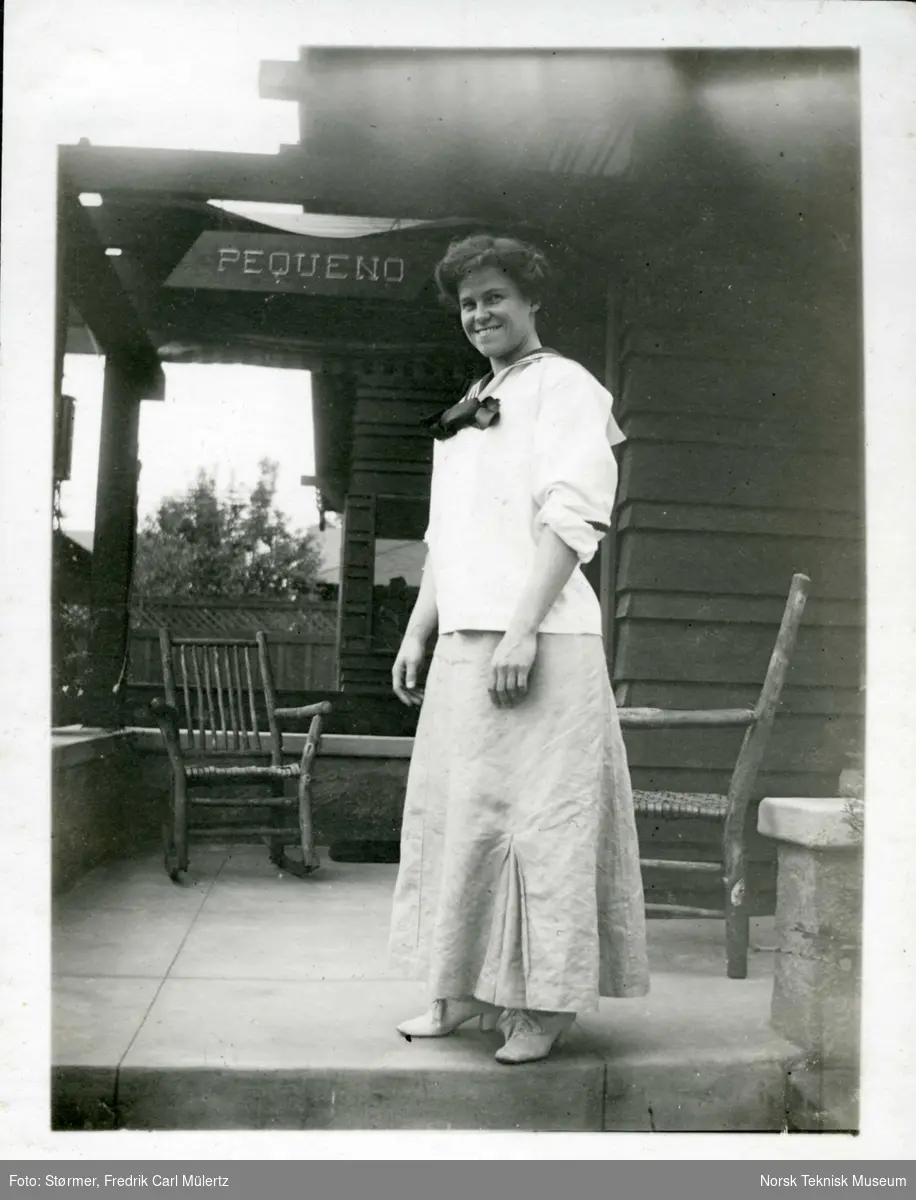 Kvinne på veranda i Pasadena, ved Mount Wilson, California