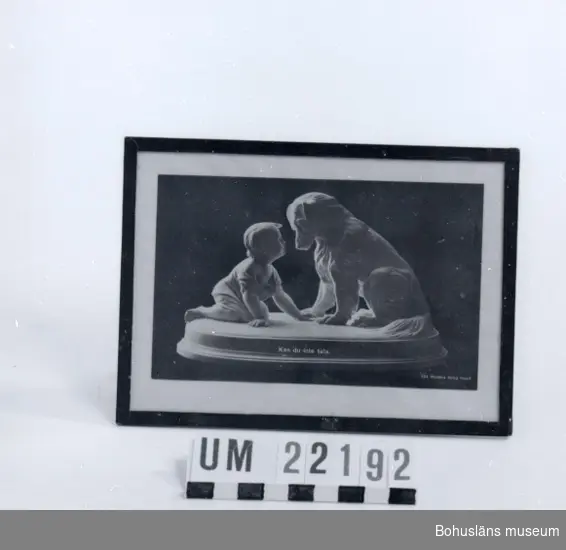 Avbildad parianfigurin (skulptur) med motiv av barn och hund. På skulpturens sockel tryckt "Du kan inte tala".