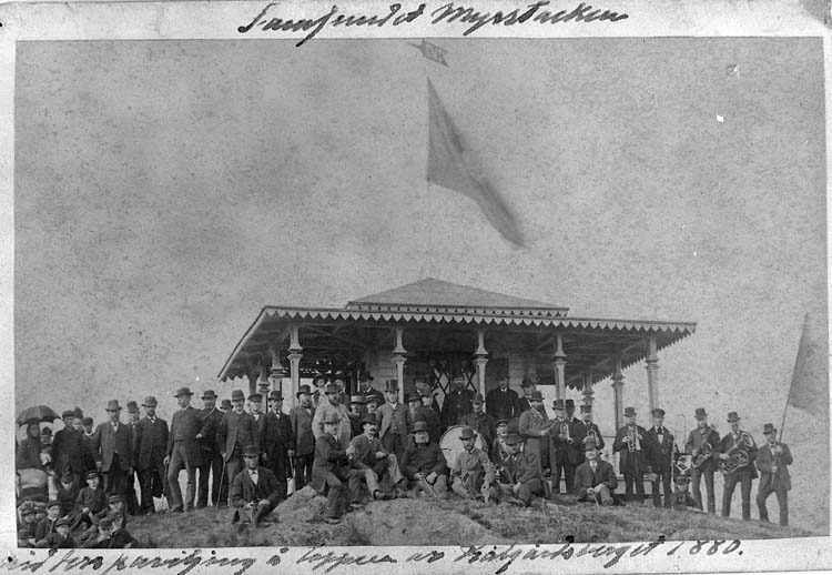 Text på kortet: "Samfundet Myrstacken vid dess paviljong å toppen av Kålgårdsberget 1880-1890".