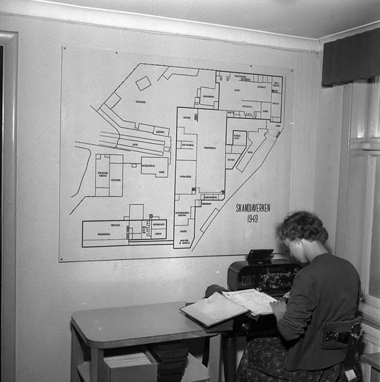 Kontorist vid Skandiaverken med karta år 1949.