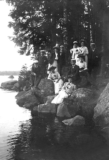 Enligt noteringar: "Ryd 1909. Rosenberg, Siri Brolander, (Signe Gustafson), Cederberg, Astrid Linere, Torsten Johansson, Einar Naumann, Gärda Bock, Charles Fredrik Vilhelm Bengtsson, Valborg Stjärnström och Lisa Hägge."