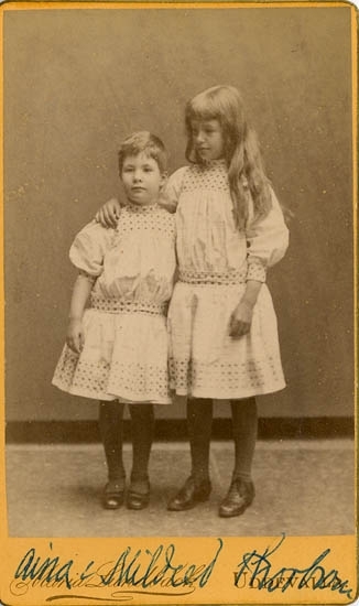 Aina och Mildred Thorburn 1886.