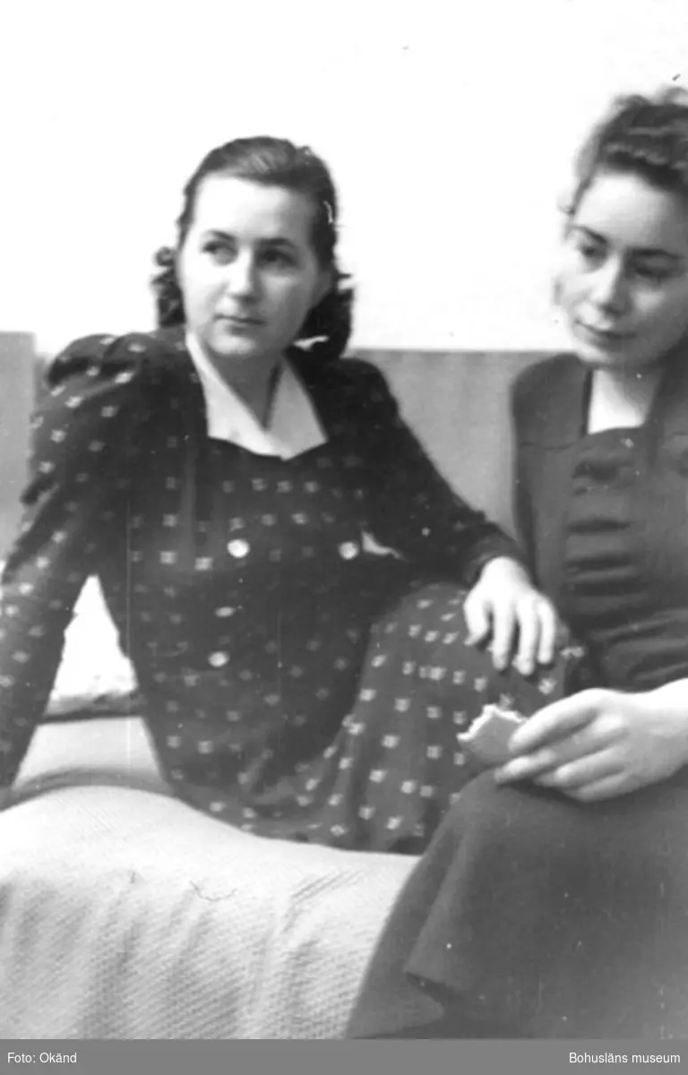 Text till bilden: "Hertha Hentschel och Ellen Servert i sitt rum på Majorsgatan, ca 1952".