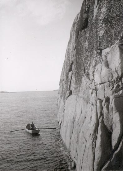 Noterat på kortet: "SMÖGEN.""SMYGHÅLET".
"FOTO (E13) DAN SAMUELSON 1924. KÖPT AV DENS. DEC. 1958".