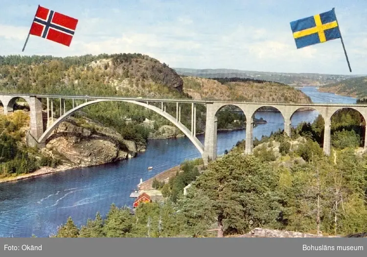 Tryckt text på kortet: "Svinesundsbron med Halden längst bort i bakgrunden".
"Förlag: A.B. H. Lindenhag, Göteborg".