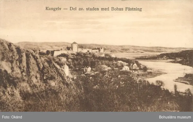 Tryckt text på kortet: "Kungelv - Del av staden med Bohus Fästning".



