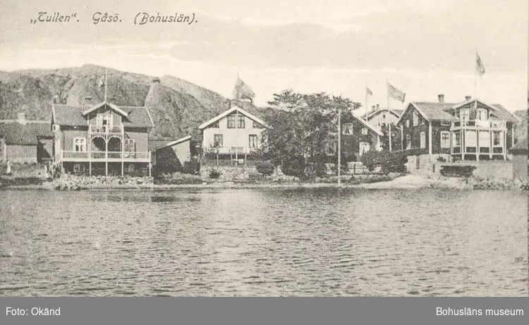 Tryckt text på kortet: "Tullen" Gåsö. (Bohuslän)."
"Förlag: Erika Olsson, Gåsö. Nr. 18963."