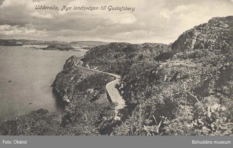 Tryckt text på kortet: "Uddevalla. Nya landsvägen till Gustafsberg."
"Förlag: Rosa Nilssons Pappershandel, Uddevalla."