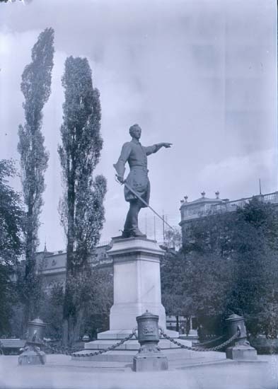 Enligt text som medföljde bilden: "Stockholm Carl XII staty 3/6 1905."
