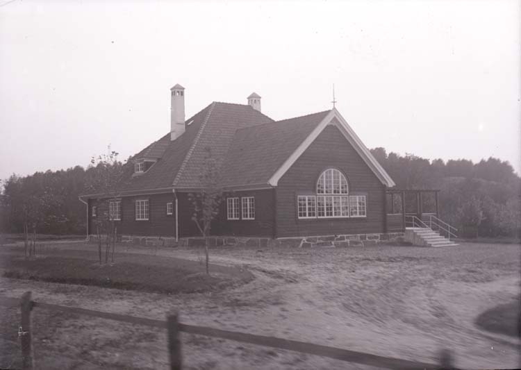 Enligt text som medföljde bilden: "Societetshuset, Ljungskile. Maj 08."